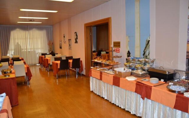 Отель Jr Hotels Gate 7 Bologna