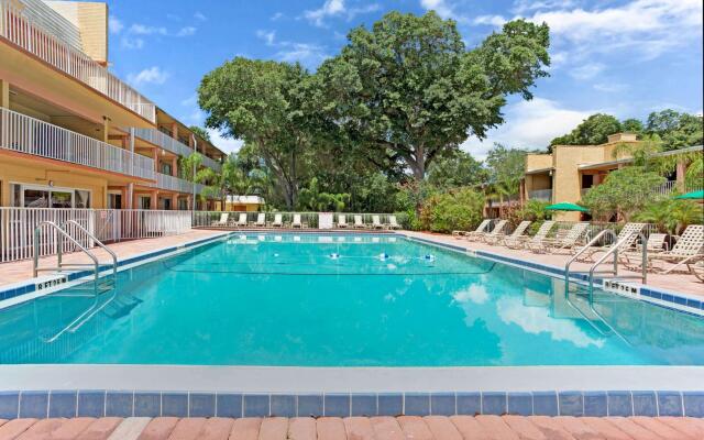 Howard Johnson by Wyndham Tropical Palms Kissimmee