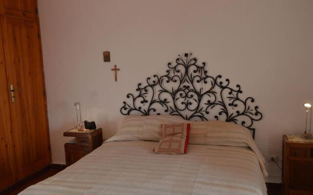 Seafront holiday home twenty meters from the western shore of Sardinia in S'archittu Beach-Casa del Giglio