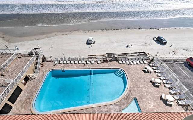 Oceanfront Daytona Beach Studio w/ Balcony!