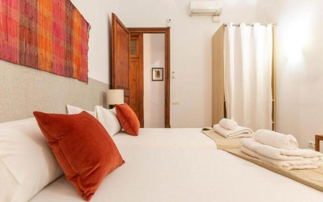 Great Spacious Apartment in the Gothic District City Center