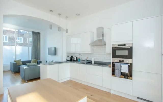 Newly Refurbished Modern 3 Bedroom Apartment in Affluent Fulham