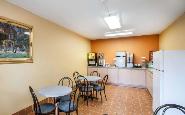 Econo Lodge Inn & Suites