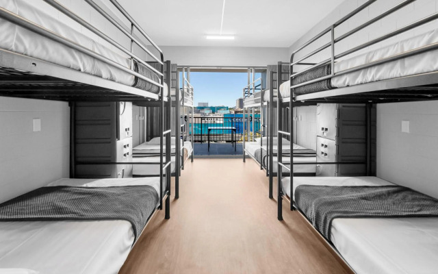 Gilligan's Backpackers Hotel & Resort