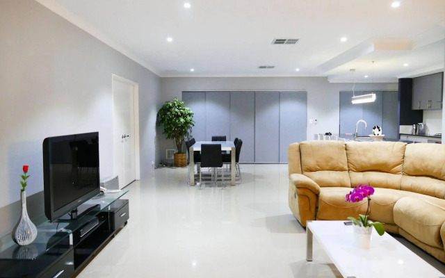 Rainbow Dream House PERTH Holiday Home