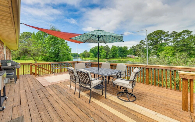 Riverfront Virginia Home - Dock, Fire Pit & Kayaks