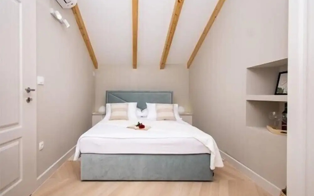 Charming 3-bed House in Tribunj