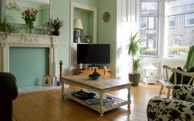 Garden Home Near City Centre With Parking, Sleeps 5