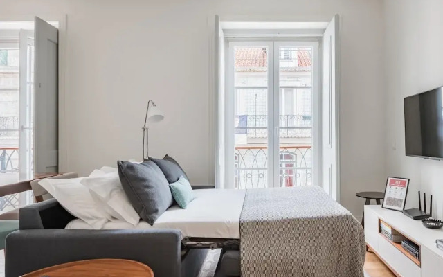 Lis001 · Mid-century Inspired Apartment With River Views