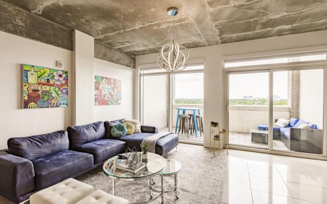 Hang Ten- Large Townhome, lux amenities, parking