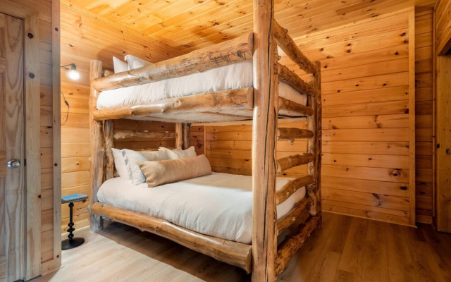 Cades Cove by Avantstay Treetop Haven in Smokey Mountains w/ Hot Tub, Game Room & Home Theatre