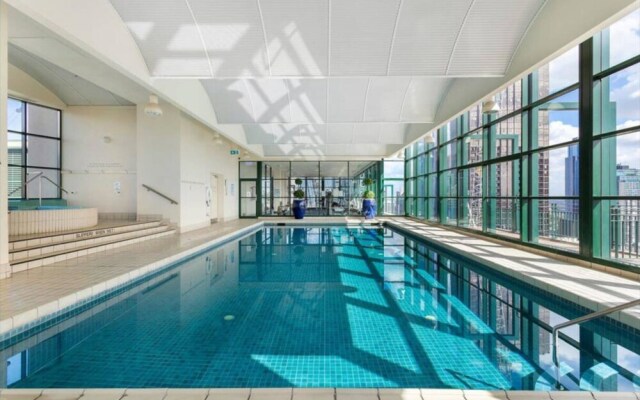 Spacious 3-bed Unit in Melbourne CBD w/ Pool & Gym