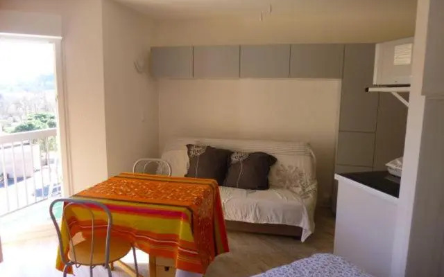 studio 23m² avec lit fixe en 140 et canapé clicclac