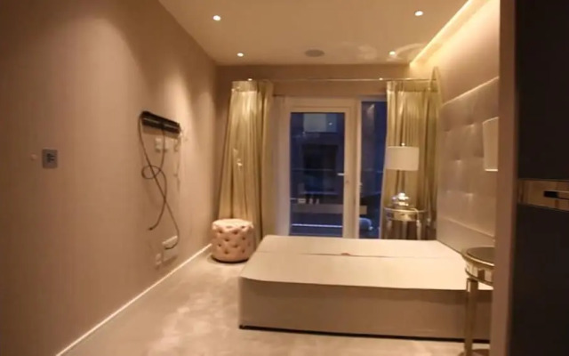 Luxurious Three Bedroom Flat in Chelsea Creek