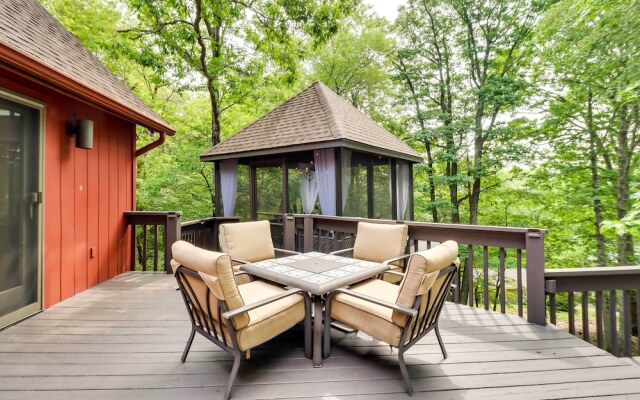 Outdoor Theater, Deck & Fire Pit: Poconos Retreat