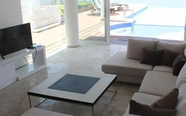 Villa Hill Side 3