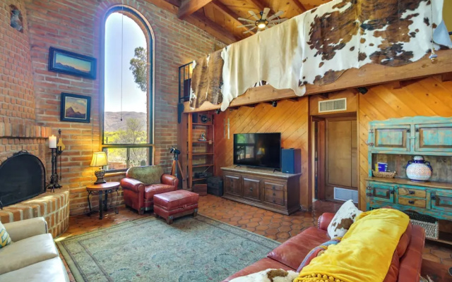 Eclectic Tucson Home 2 Mi to Saguaro National Park