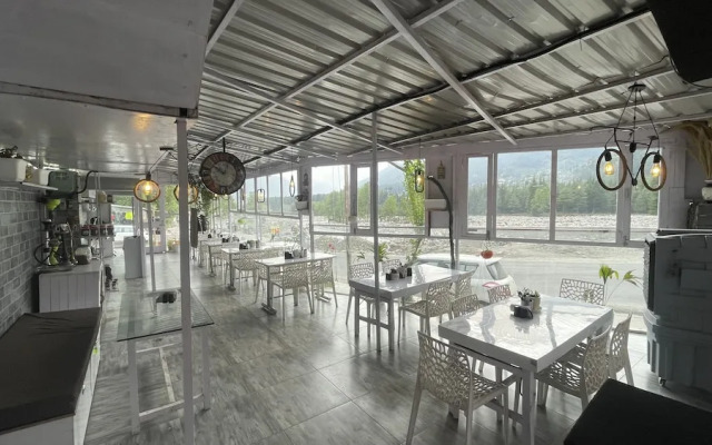 Singh Saab Rooms & Cafe