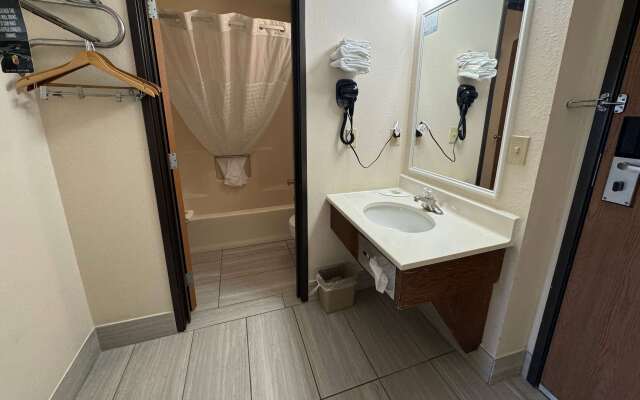 Super 8 by Wyndham Columbia Clark Lane