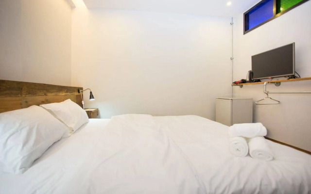 The Arak Bed Bar and Hostel