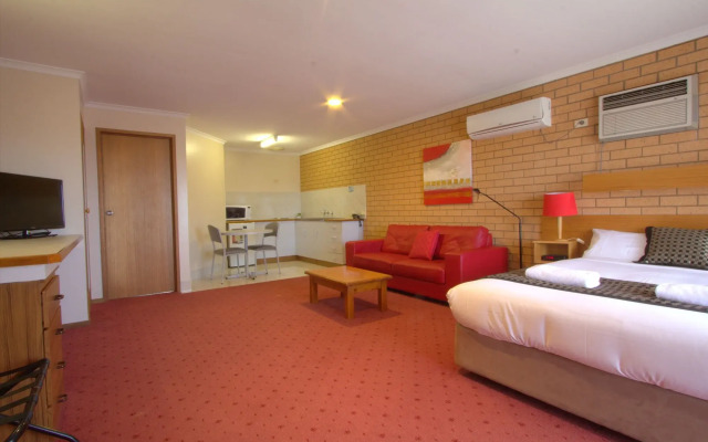 Blue Whale Motor Inn & Apartments