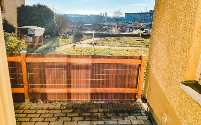 Schöne Wohnung, eigene Terrasse, privater Parkplatz, Wi-Fi, Waschmaschine, 3P