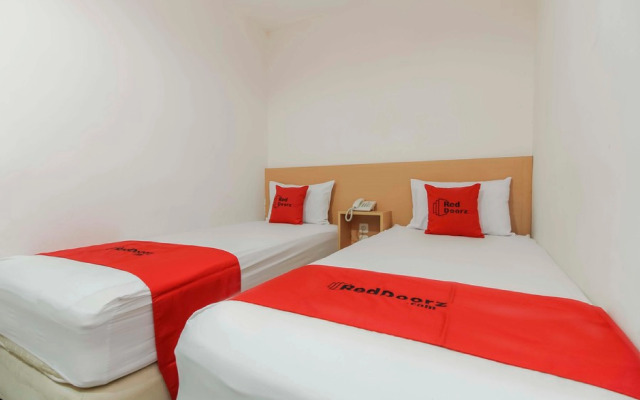 RedDoorz Plus near Galaxy Bekasi