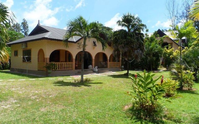 Anse Kerlan Beach Chalets