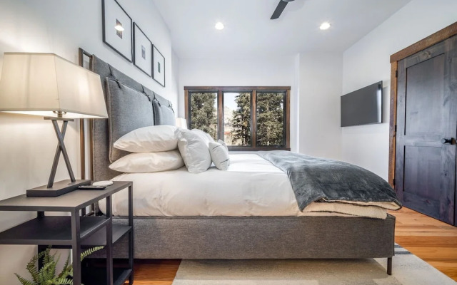 Winterleaf 4 Bedroom Home by RedAwning