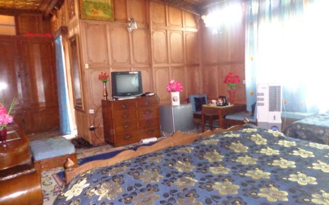 Alif Laila Group of Houseboats