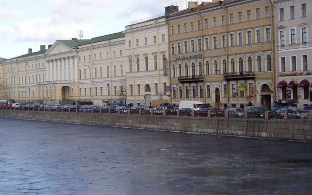 Anichkov Bridge Living Quarters