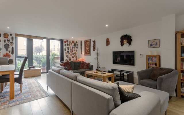 Modern 3 Bedroom Duplex Apartment in Stepney