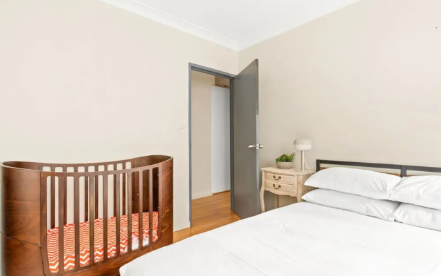 Lovely 2-bed With Balcony – Guest Rooms – Sydney