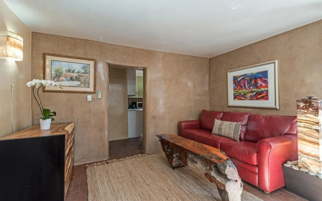 Paloma - Historic Adobe One Block To Canyon Road, Five Blocks To the Plaza, Gorgeous Furnishings, Fireplace, Hot Tub