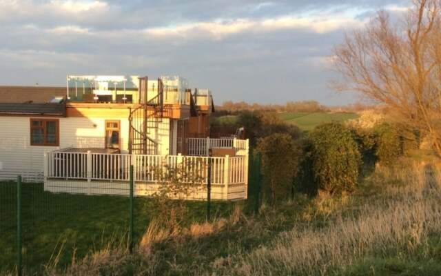 Beautiful 2-bed Lodge With hot tub and Saunain Ely