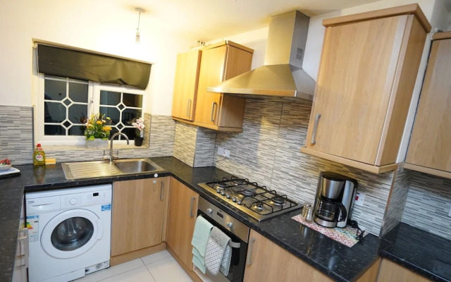 4Bed Spacious House Free Parking