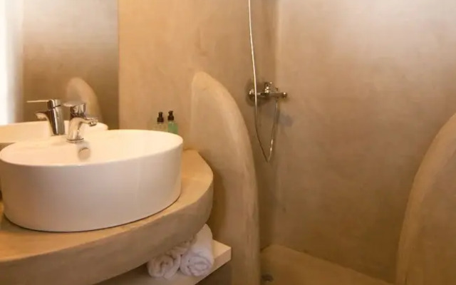 Finikia Oia Suites