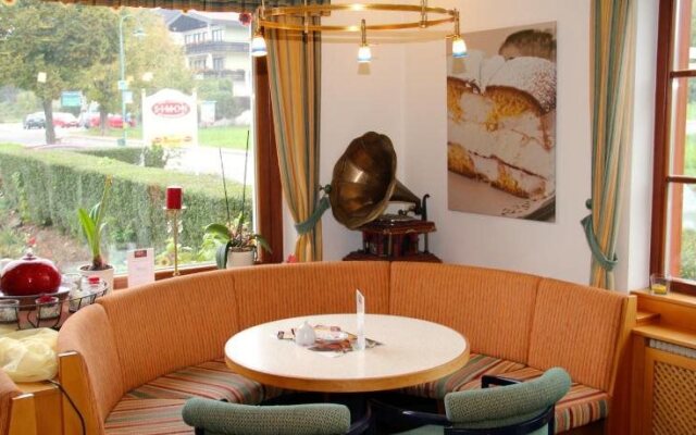 Simon - Hotel & Café