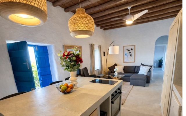 Villa Kotseli: Traditional Stone House with Pool & Sunset Sea Views