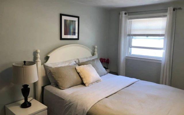 Comfortable safe 3bed flat near Boston