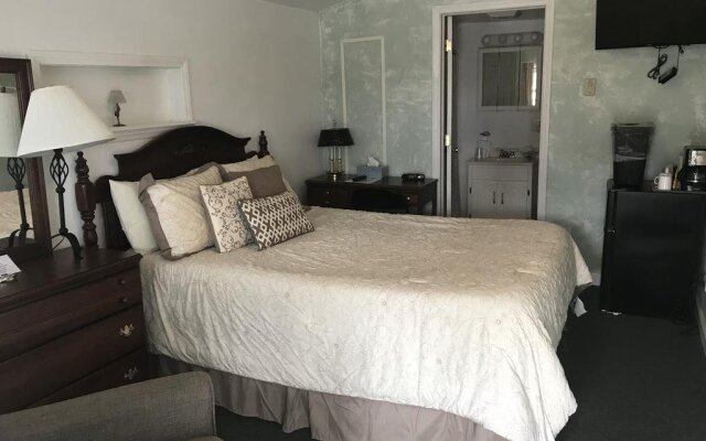 Longhouse Lodge Motel