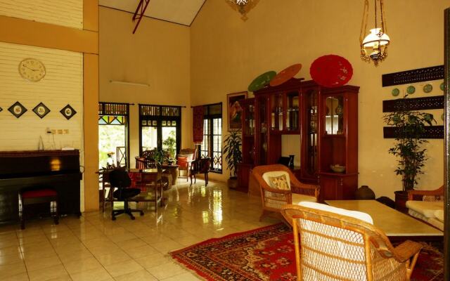 OYO 438 Cemara's Homestay