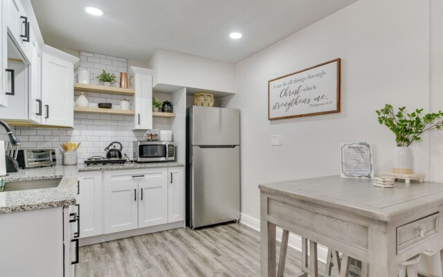 Tampa Apartment w/ Shared Backyard & Fire Pit!