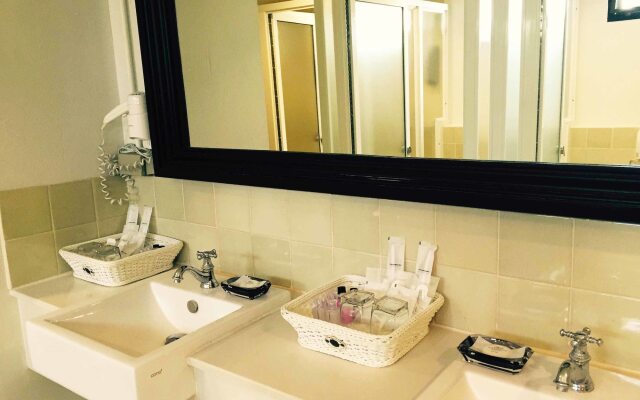 99 The Gallery Hotel