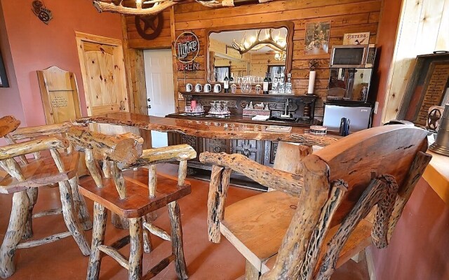 High Lonesome - Three Bedroom Cabin