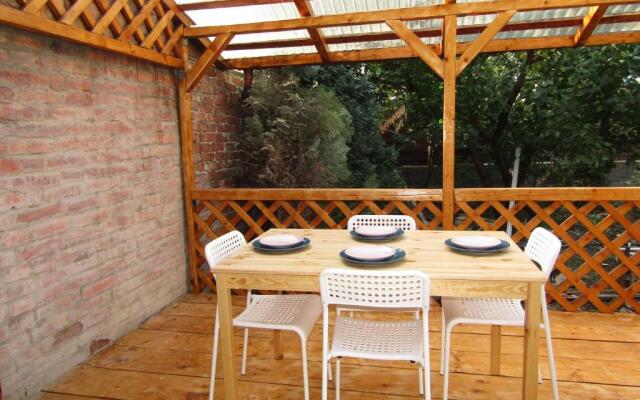 Homey Luxury- entire house, free parking, yard