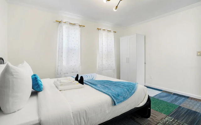 Spacious 5BR Retreat 8 Beds Beach & Golf