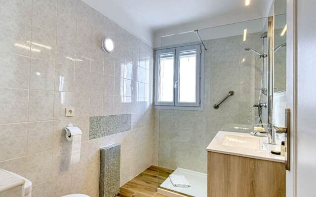 Sunny Apartment With Magnificent View of Plage du Midi Beach