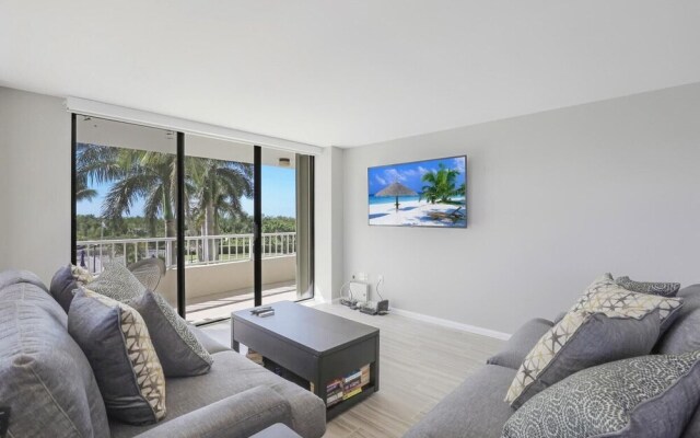 Ideal Beachfront Condo With Pool and two Balconies