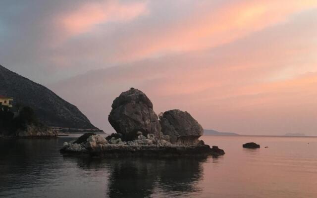 Makis Studios & Apartments